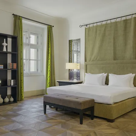 Augustine Hotel, Hotel