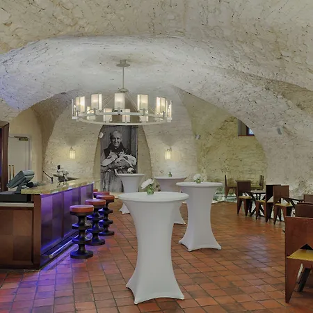 Augustine Hotel, Hotel