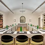 Augustine Hotel, מלון