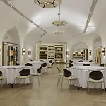 מלון Augustine Hotel,